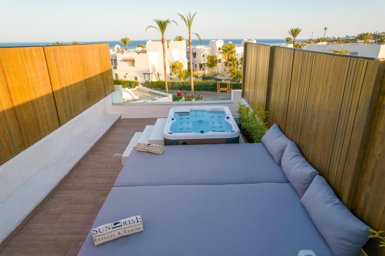 Sunrise Diamond Beach Resort -Grand Select Sharm el Sheikh Esterno foto A rooftop hot tub