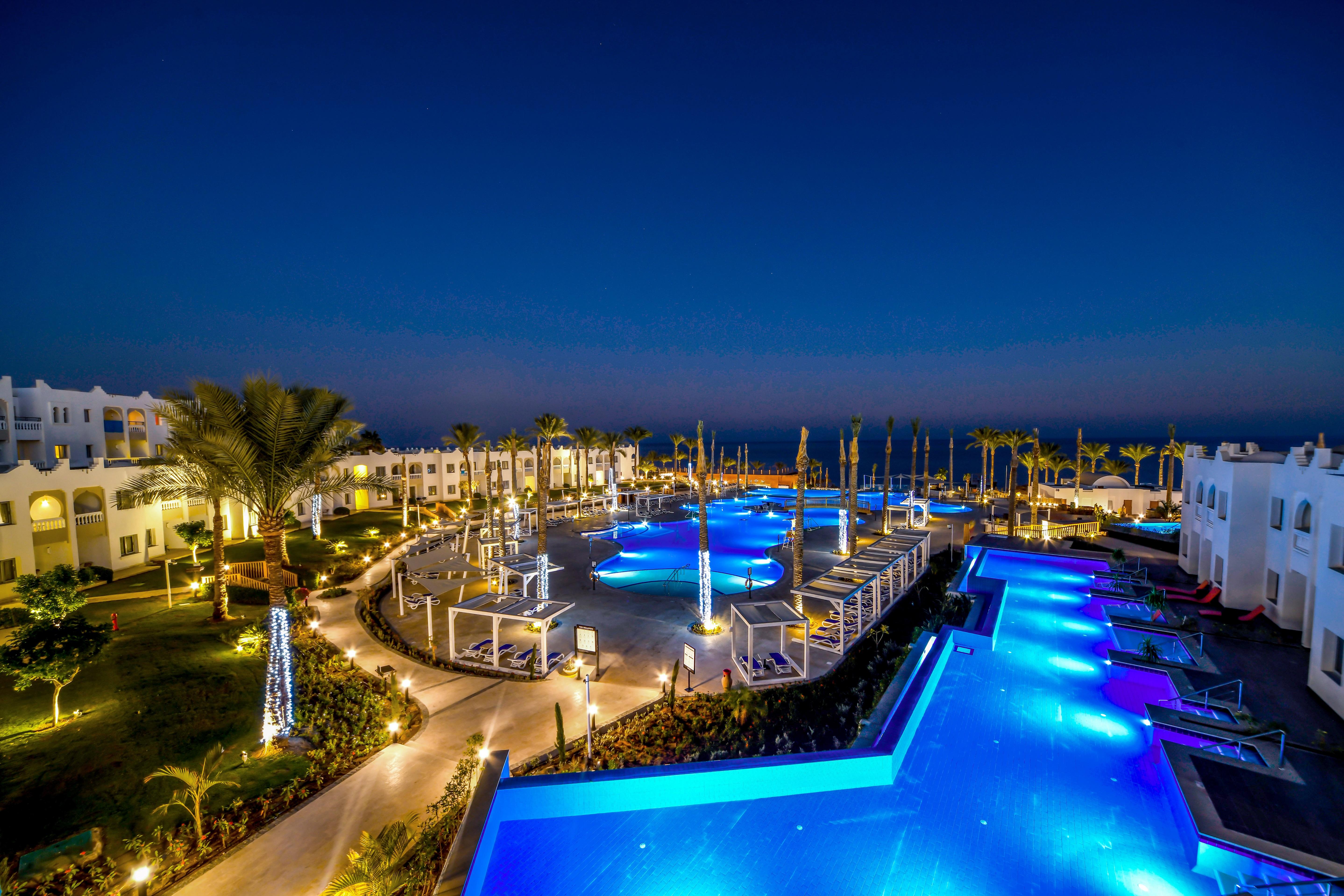 Sunrise Diamond Beach Resort -Grand Select Sharm el Sheikh Esterno foto The resort at night