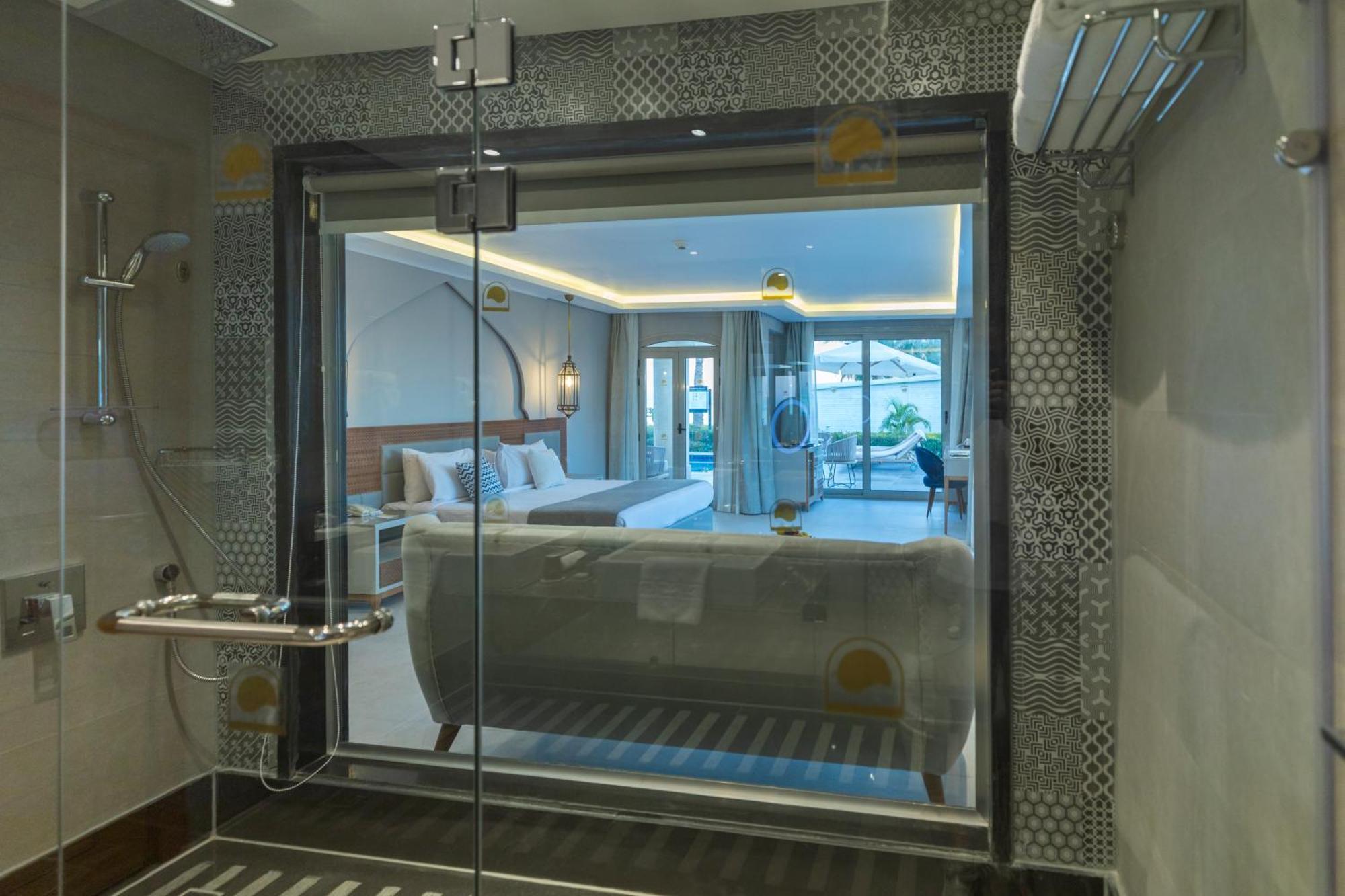 Sunrise Diamond Beach Resort -Grand Select Sharm el Sheikh Camera foto A shower with a glass door